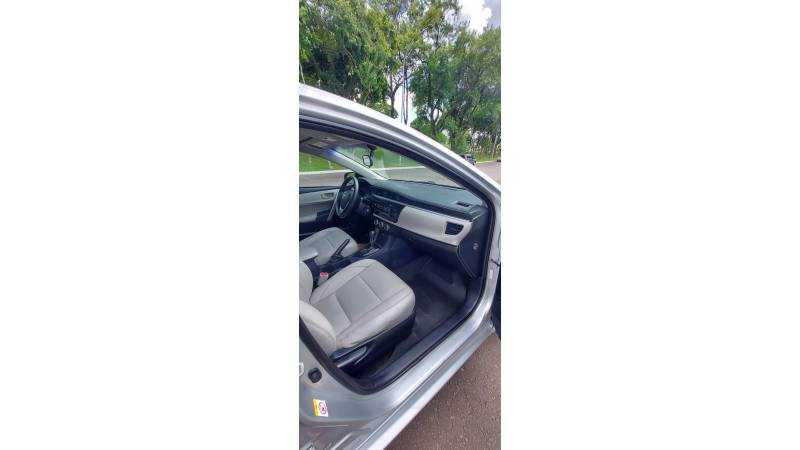 TOYOTA - COROLLA - 2015/2016 - Prata - R$ 81.900,00