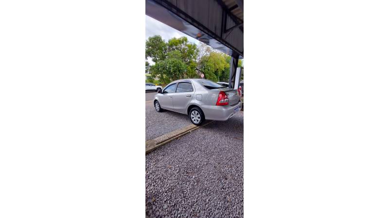 TOYOTA - ETIOS - 2018/2018 - Prata - R$ 61.500,00