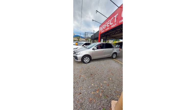 TOYOTA - ETIOS - 2018/2018 - Prata - R$ 61.500,00