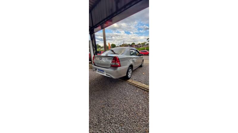 TOYOTA - ETIOS - 2018/2018 - Prata - R$ 61.500,00