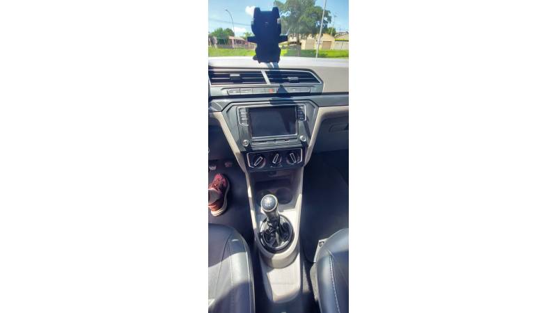 VOLKSWAGEN - VOYAGE - 2018/2018 - Prata - R$ 55.900,00