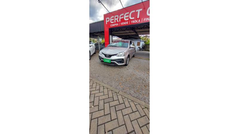 TOYOTA - ETIOS - 2018/2018 - Prata - R$ 61.500,00