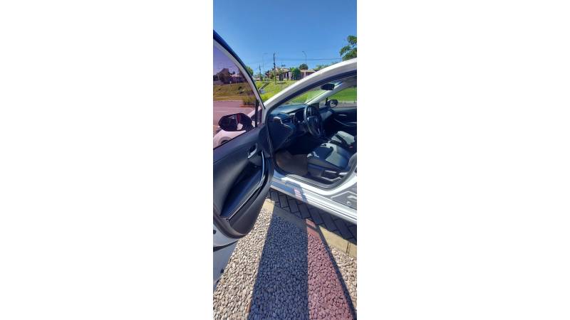 TOYOTA - COROLLA - 2022/2023 - Branca - R$ 135.900,00